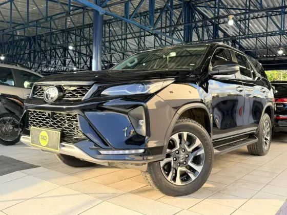 TOYOTA HILUX SW4 2.8 D-4D TURBO DIESEL SRX PLATINUM 7L 4X4 AUTOMÁTICO TOYOTA HILUX SW4 2.8 D-4D TURBO DIESEL SRX PLATINUM 7L 4X4 AUTOMÁTICO