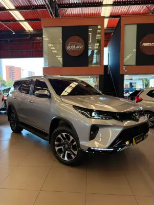 TOYOTA HILUX SW4 2.8 D-4D TURBO DIESEL SRX PLATINUM 7L 4X4 AUTOMÁTICO TOYOTA HILUX SW4 2.8 D-4D TURBO DIESEL SRX PLATINUM 7L 4X4 AUTOMÁTICO