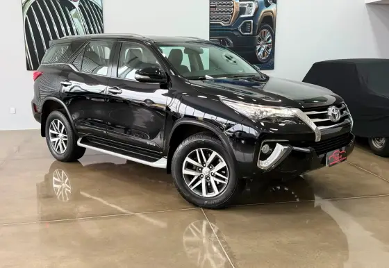 TOYOTA HILUX SW4 2.8 SRX 4X4 7 LUGARES 16V TURBO INTERCOOLER DIESEL 4P AUTOMÁTICO TOYOTA HILUX SW4 2.8 SRX 4X4 7 LUGARES 16V TURBO INTERCOOLER DIESEL 4P AUTOMÁTICO