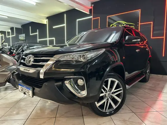 TOYOTA HILUX SW4 2.8 SRX 4X4 7 LUGARES 16V TURBO INTERCOOLER DIESEL 4P AUTOMÁTICO TOYOTA HILUX SW4 2.8 SRX 4X4 7 LUGARES 16V TURBO INTERCOOLER DIESEL 4P AUTOMÁTICO