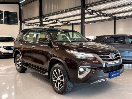 TOYOTA HILUX SW4 2.8 SRX DIAMOND 4X4 7 LUGARES 16V TURBO INTERCOOLER DIESEL 4P AUTOMÁTICO