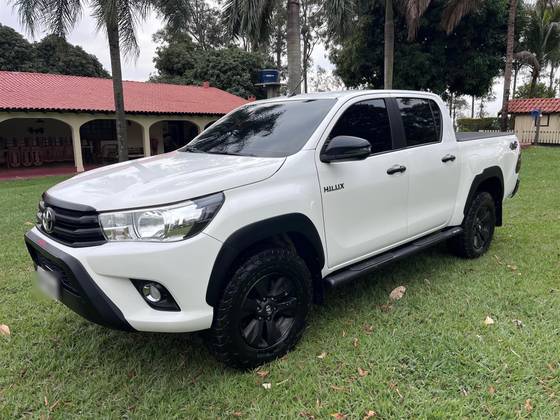 TOYOTA HILUX 2.8 POWER PACK 4X4 CD 16V DIESEL 4P MANUAL