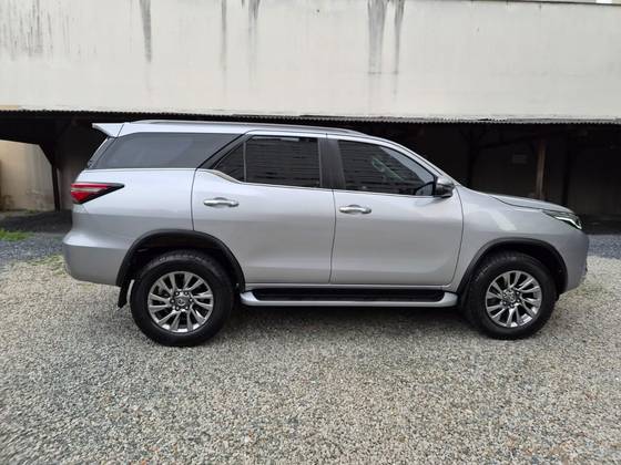 TOYOTA HILUX SW4 2.8 D-4D TURBO DIESEL SRX 4X4 AUTOMÁTICO