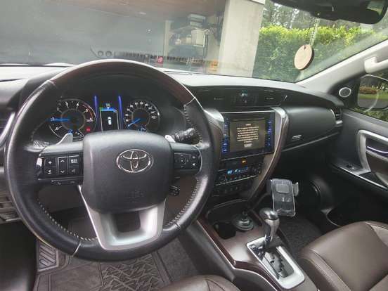 TOYOTA-HILUX SW4-2.8 SRX 4X4 7 LUGARES 16V TURBO INTERCOOLER DIESEL 4P AUTOMÁTICO TOYOTA-HILUX SW4-2017