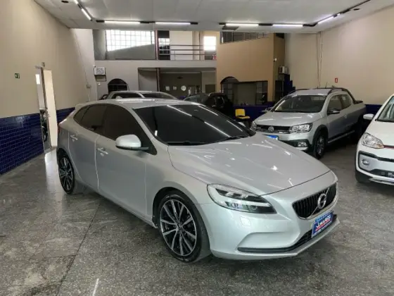 VOLVO V40 2.0 T4 MOMENTUM GASOLINA 4P AUTOMÁTICO VOLVO V40 2.0 T4 MOMENTUM GASOLINA 4P AUTOMÁTICO