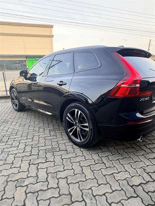 VOLVO-XC60-2017