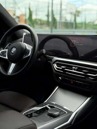BMW-320i-2023