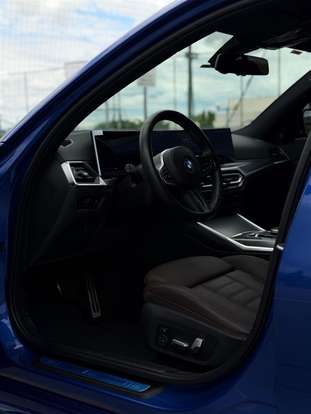 BMW-320i-2023