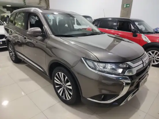 MITSUBISHI-OUTLANDER-2021