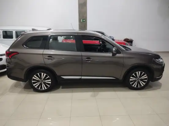 MITSUBISHI-OUTLANDER-2021