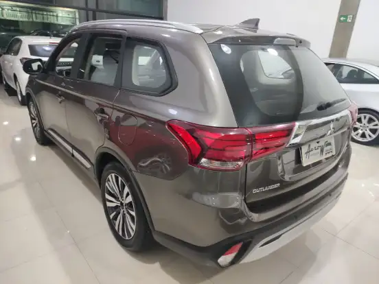 MITSUBISHI-OUTLANDER-2021
