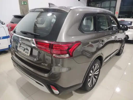 MITSUBISHI-OUTLANDER-2021