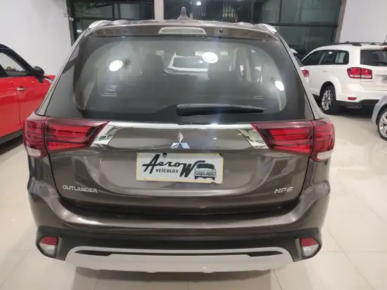 MITSUBISHI-OUTLANDER-2021