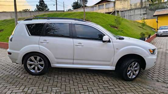 MITSUBISHI-OUTLANDER-2012