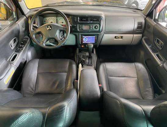 MITSUBISHI-PAJERO-2010
