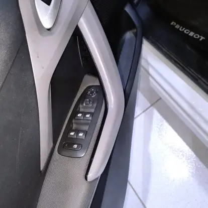 PEUGEOT-208-2017