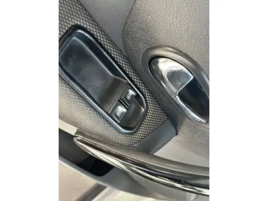 RENAULT-SANDERO-2021