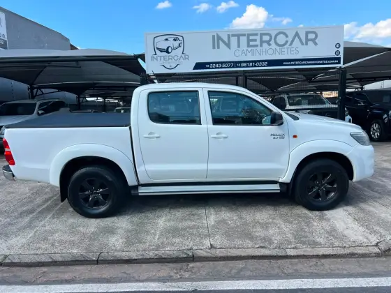 TOYOTA HILUX 2.7 SR 4X2 CD 16V FLEX 4P AUTOMÁTICO TOYOTA HILUX 2.7 SR 4X2 CD 16V FLEX 4P AUTOMÁTICO