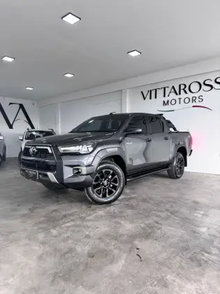 TOYOTA HILUX 2.8 D-4D TURBO DIESEL CD CONQUEST 4X4 AUTOMÁTICO TOYOTA HILUX 2.8 D-4D TURBO DIESEL CD CONQUEST 4X4 AUTOMÁTICO