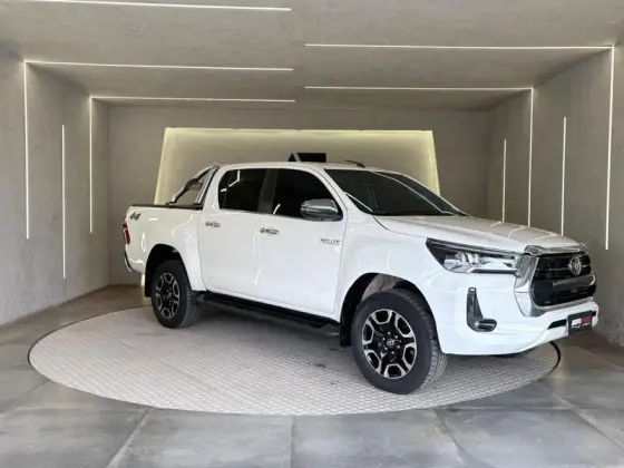 TOYOTA HILUX 2.8 D-4D TURBO DIESEL CD SRX 4X4 AUTOMÁTICO TOYOTA HILUX 2.8 D-4D TURBO DIESEL CD SRX 4X4 AUTOMÁTICO