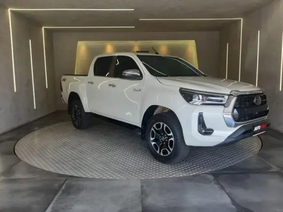 TOYOTA HILUX 2.8 D-4D TURBO DIESEL CD SRX 4X4 AUTOMÁTICO TOYOTA HILUX 2.8 D-4D TURBO DIESEL CD SRX 4X4 AUTOMÁTICO