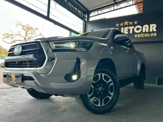 TOYOTA HILUX 2.8 D-4D TURBO DIESEL CD SRX 4X4 AUTOMÁTICO