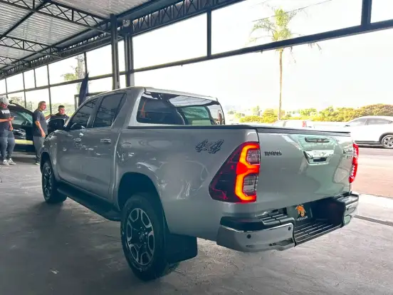 TOYOTA-HILUX-2.8 D-4D TURBO DIESEL CD SRX 4X4 AUTOMÁTICO TOYOTA-HILUX-2022