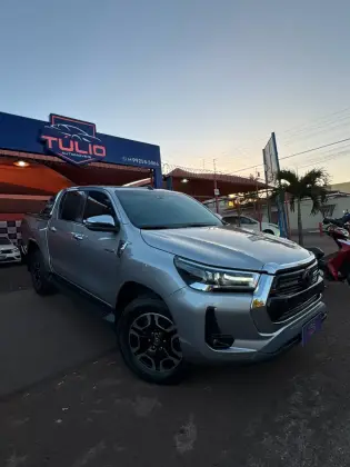 TOYOTA HILUX 2.8 D-4D TURBO DIESEL CD SRX 4X4 AUTOMÁTICO TOYOTA HILUX 2.8 D-4D TURBO DIESEL CD SRX 4X4 AUTOMÁTICO