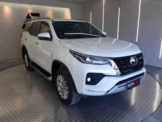 TOYOTA HILUX SW4 2.8 D-4D TURBO DIESEL SRX 7L 4X4 AUTOMÁTICO TOYOTA HILUX SW4 2.8 D-4D TURBO DIESEL SRX 7L 4X4 AUTOMÁTICO