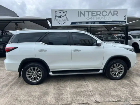 TOYOTA HILUX SW4 2.8 D-4D TURBO DIESEL SRX 7L 4X4 AUTOMÁTICO TOYOTA HILUX SW4 2.8 D-4D TURBO DIESEL SRX 7L 4X4 AUTOMÁTICO