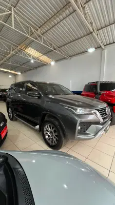 TOYOTA HILUX SW4 2.8 D-4D TURBO DIESEL SRX 7L 4X4 AUTOMÁTICO TOYOTA HILUX SW4 2.8 D-4D TURBO DIESEL SRX 7L 4X4 AUTOMÁTICO