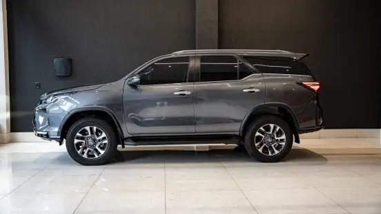 TOYOTA-HILUX SW4-2024