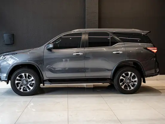 TOYOTA-HILUX SW4-2.8 D-4D TURBO DIESEL SRX PLATINUM 4X4 AUTOMÁTICO TOYOTA-HILUX SW4-2024