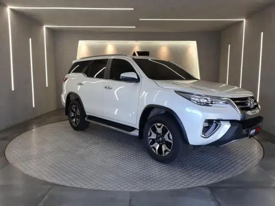 TOYOTA HILUX SW4 2.8 SRX DIAMOND 4X4 7 LUGARES 16V TURBO INTERCOOLER DIESEL 4P AUTOMÁTICO TOYOTA HILUX SW4 2.8 SRX DIAMOND 4X4 7 LUGARES 16V TURBO INTERCOOLER DIESEL 4P AUTOMÁTICO