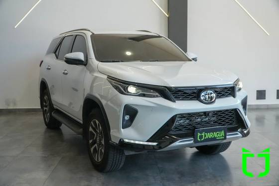 TOYOTA HILUX SW4 2.8 D-4D TURBO DIESEL SRX PLATINUM 7L 4X4 AUTOMÁTICO