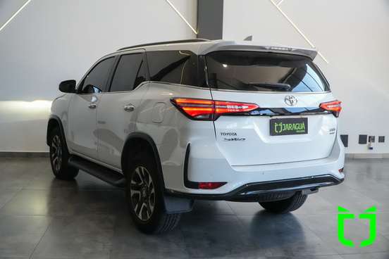 TOYOTA-HILUX SW4-2025