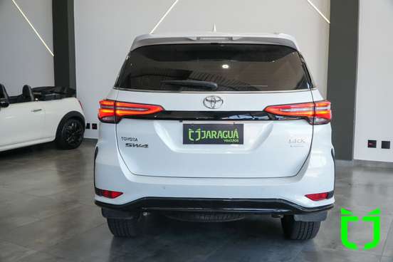 TOYOTA-HILUX SW4-2025