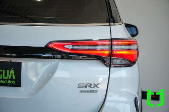 TOYOTA-HILUX SW4-2025