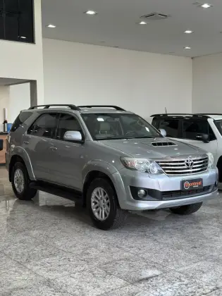 TOYOTA HILUX SW4 3.0 SRV 4X4 7 LUGARES 16V TURBO INTERCOOLER DIESEL 4P AUTOMÁTICO TOYOTA HILUX SW4 3.0 SRV 4X4 7 LUGARES 16V TURBO INTERCOOLER DIESEL 4P AUTOMÁTICO