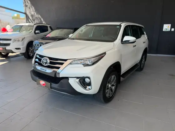 TOYOTA HILUX SW4 4.0 SRX 4X4 7 LUGARES V6 24V GASOLINA 4P AUTOMÁTICO TOYOTA HILUX SW4 4.0 SRX 4X4 7 LUGARES V6 24V GASOLINA 4P AUTOMÁTICO