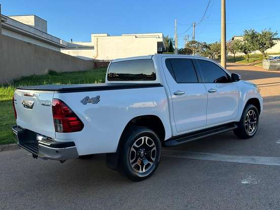TOYOTA-HILUX-2.8 D-4D TURBO DIESEL CD SRV 4X4 AUTOMÁTICO TOYOTA-HILUX-2022
