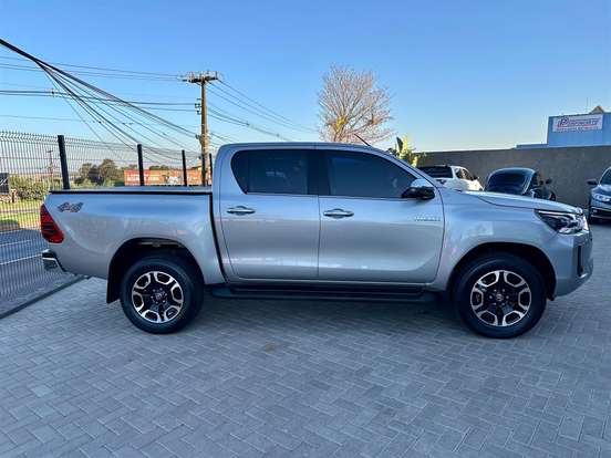 TOYOTA-HILUX-2.8 D-4D TURBO DIESEL CD SRX 4X4 AUTOMÁTICO TOYOTA-HILUX-2023