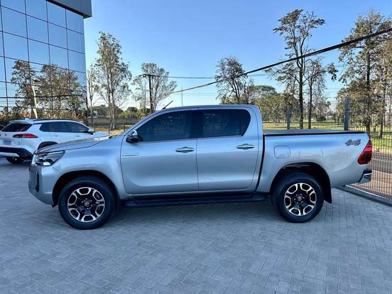 TOYOTA-HILUX-2023
