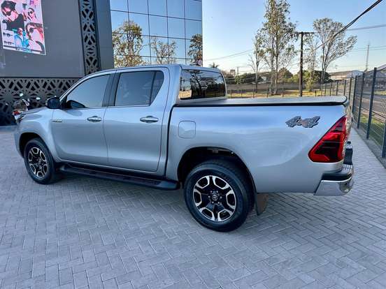 TOYOTA-HILUX-2.8 D-4D TURBO DIESEL CD SRX 4X4 AUTOMÁTICO TOYOTA-HILUX-2023