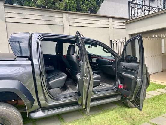 TOYOTA-HILUX-2.8 D-4D TURBO DIESEL CD GR-S 4X4 AUTOMÁTICO TOYOTA-HILUX-2023