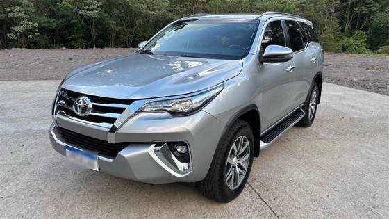 TOYOTA HILUX SW4 2.8 SRX 4X4 7 LUGARES 16V TURBO INTERCOOLER DIESEL 4P AUTOMÁTICO