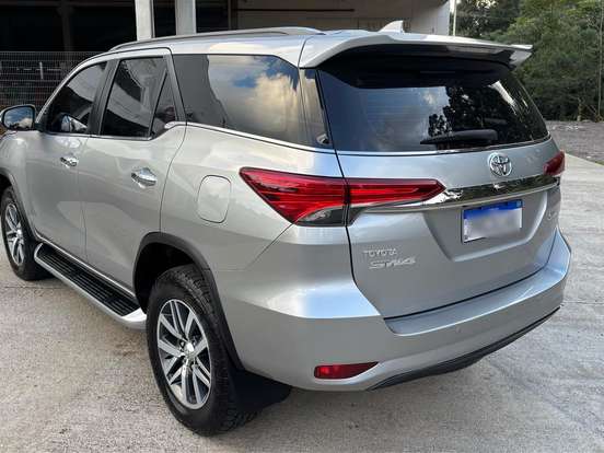 TOYOTA-HILUX SW4-2.8 SRX 4X4 7 LUGARES 16V TURBO INTERCOOLER DIESEL 4P AUTOMÁTICO TOYOTA-HILUX SW4-2018