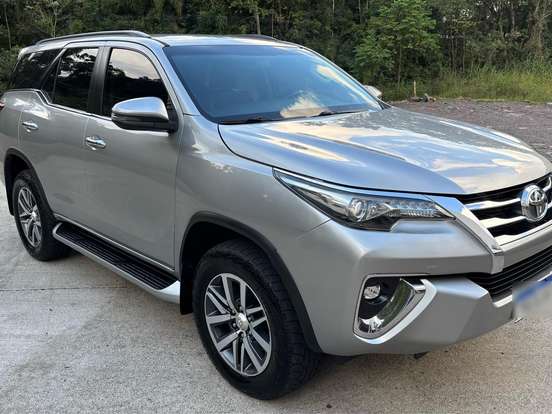 TOYOTA-HILUX SW4-2.8 SRX 4X4 7 LUGARES 16V TURBO INTERCOOLER DIESEL 4P AUTOMÁTICO TOYOTA-HILUX SW4-2018