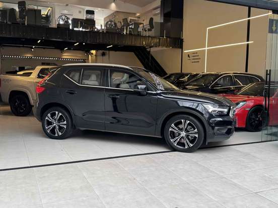VOLVO-XC40-2021