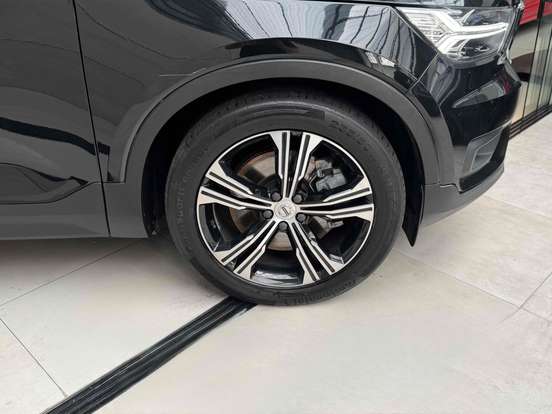 VOLVO-XC40-2021